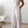 Combinaison pantalon femme ecrue en lin et coton avec bustier texturé écru, coupe fluide élégante, idéale pour un look chic d'été.
