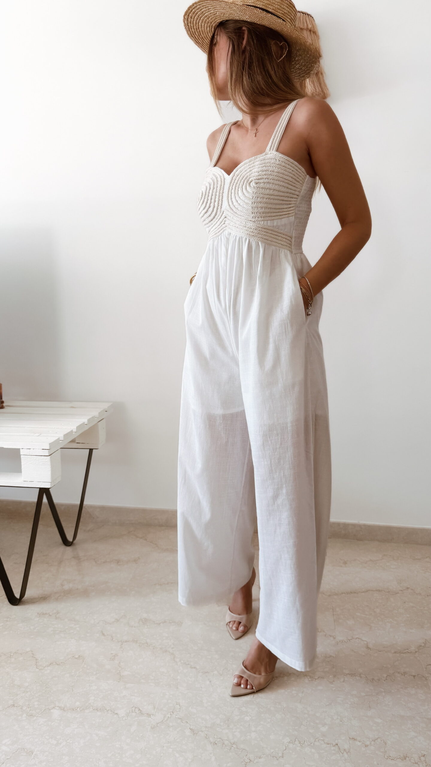 Combinaison pantalon femme ecrue en lin et coton avec bustier texturé écru, coupe fluide élégante, idéale pour un look chic d'été.