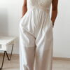 Combinaison pantalon femme ecrue en lin et coton avec bustier texturé écru, coupe fluide élégante, idéale pour un look chic d'été.