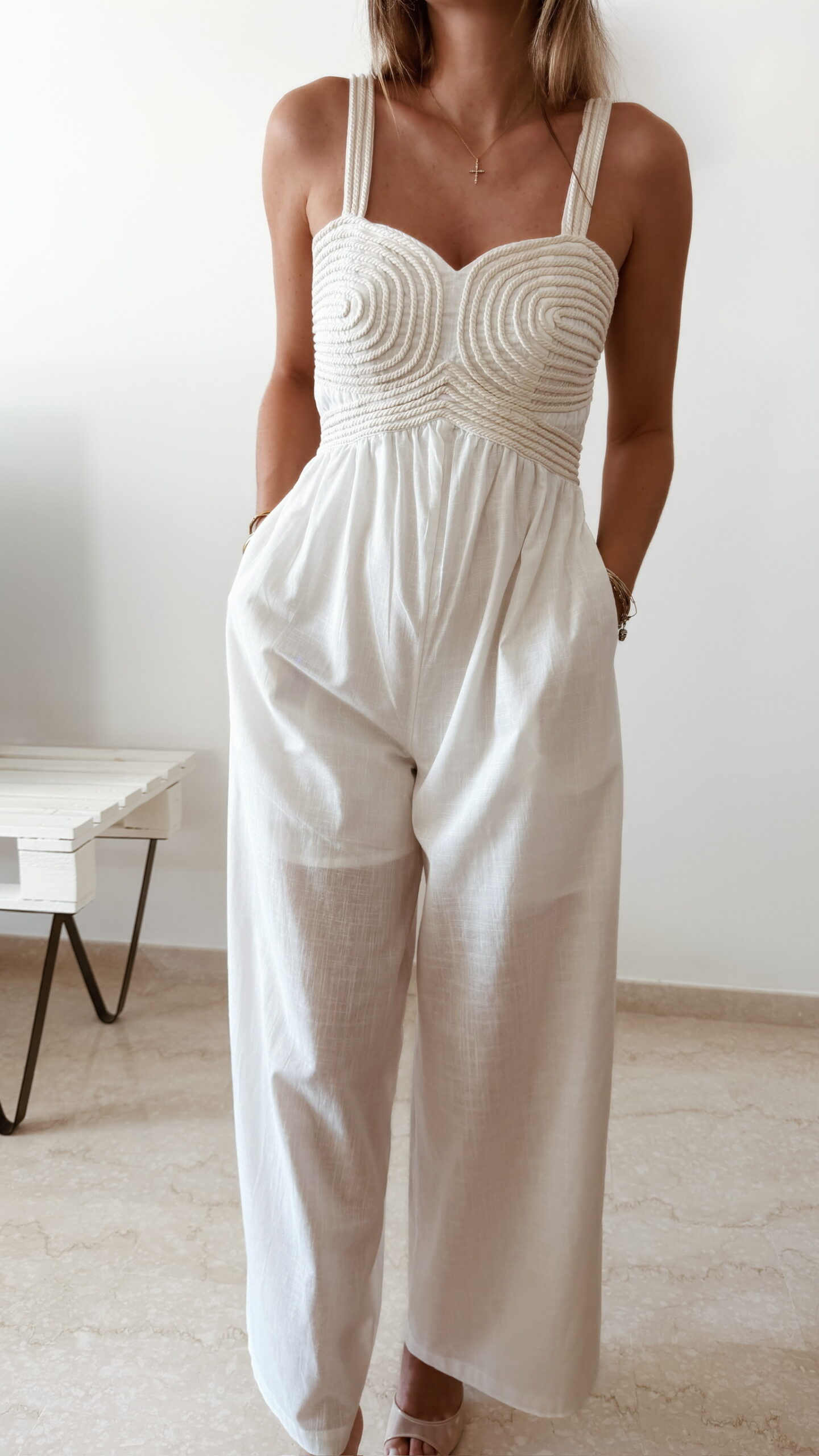 Combinaison pantalon femme ecrue en lin et coton avec bustier texturé écru, coupe fluide élégante, idéale pour un look chic d'été.