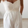 Combinaison pantalon femme ecrue en lin et coton avec bustier texturé écru, coupe fluide élégante, idéale pour un look chic d'été.