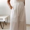 Combinaison pantalon femme ecrue en lin et coton avec bustier texturé écru, coupe fluide élégante, idéale pour un look chic d'été.