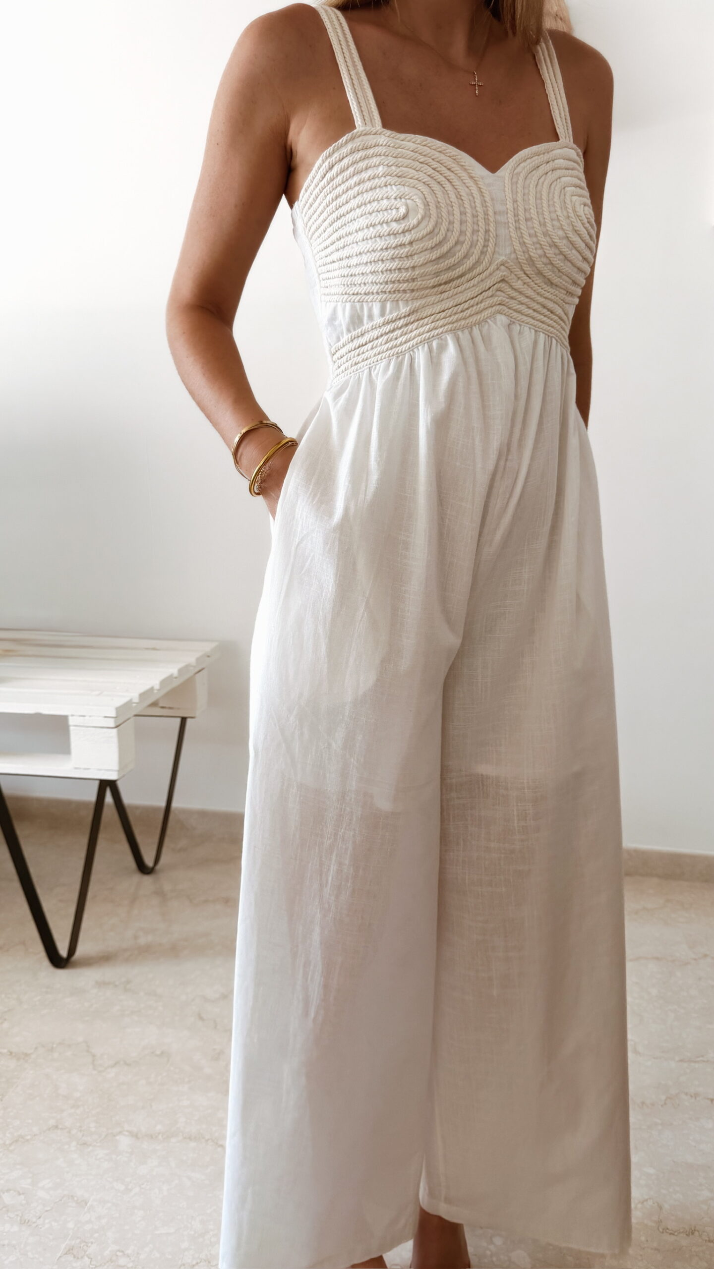 Combinaison pantalon femme ecrue en lin et coton avec bustier texturé écru, coupe fluide élégante, idéale pour un look chic d'été.