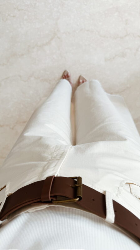 Pantalon femme écru taille haute coupe large avec débardeur blanc imprimé homard rouge, tenue estivale chic et décontractée.