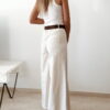 Pantalon femme écru taille haute coupe large avec débardeur blanc imprimé homard rouge, tenue estivale chic et décontractée.