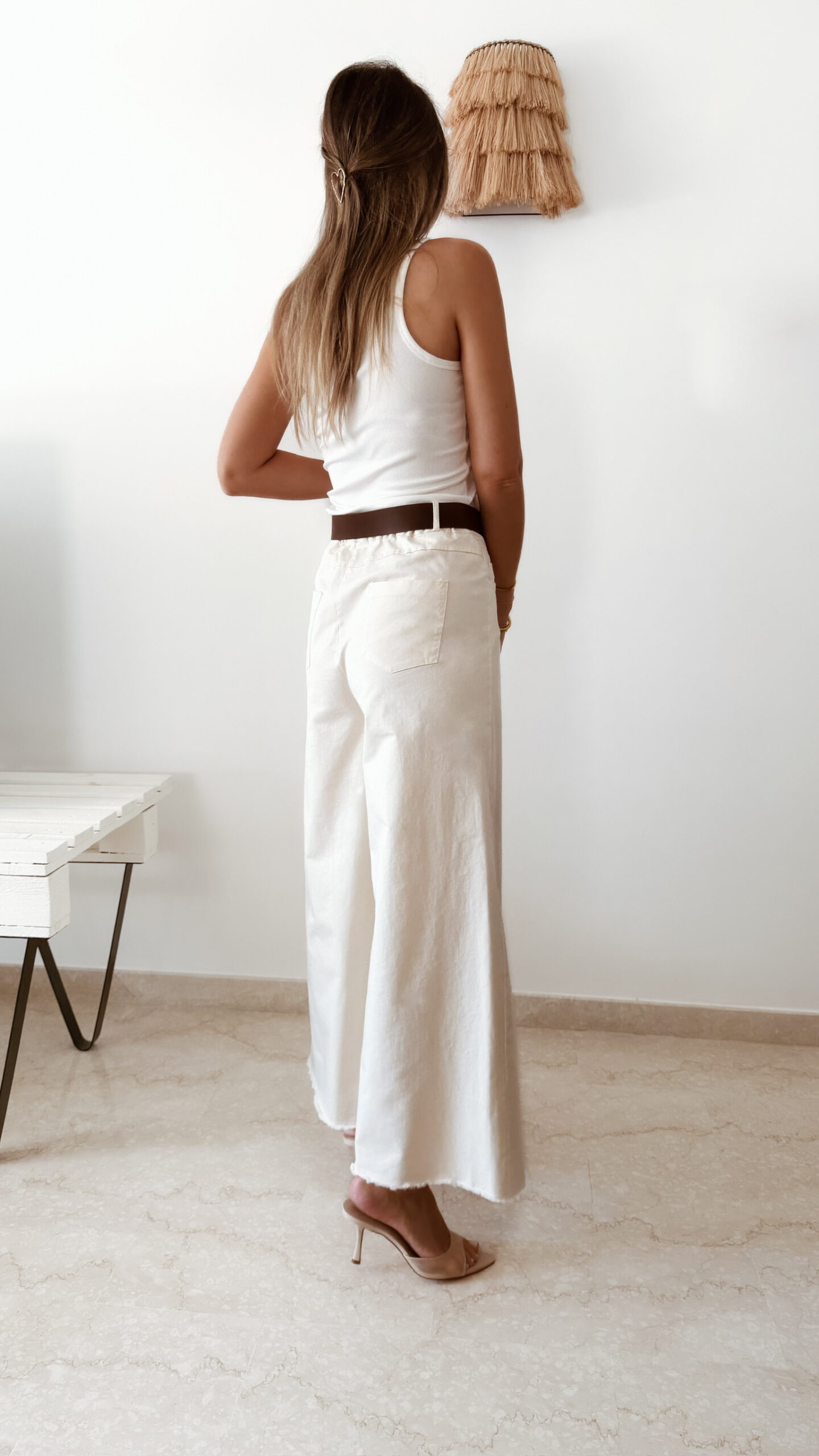 Pantalon femme écru taille haute coupe large avec débardeur blanc imprimé homard rouge, tenue estivale chic et décontractée.