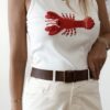 Débardeur femme blanc côtelé avec homard rouge brodé en perles, coupe près du corps, style chic et tendance pour l'été.
