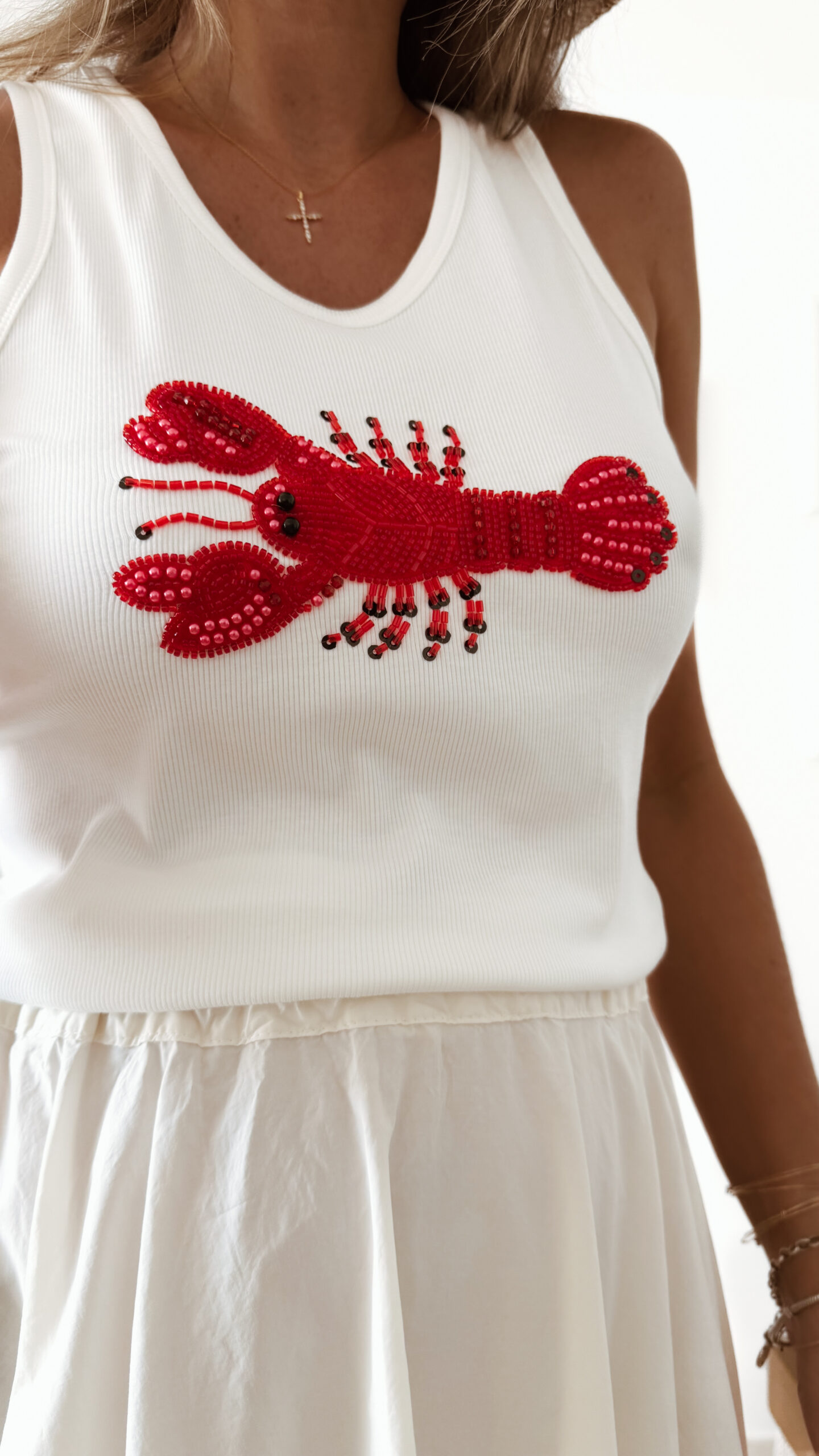 Ensemble femme écru bohème chic – top debardeur brode rouge homard et jupe longue élégante