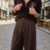 Pull marron femme Los Angeles à col montant zippé, associé à un pantalon large marron pour un look chic et décontracté.