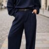 Sweat-shirt femme bleu marine à coupe ample avec pantalon large assorti, tenue décontractée chic.