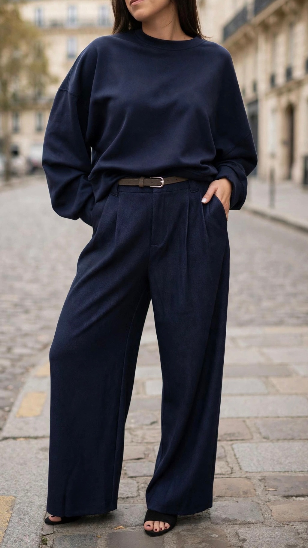 Sweat-shirt femme bleu marine à coupe ample avec pantalon large assorti, tenue décontractée chic.