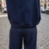 Sweat-shirt oversize femme bleu marine avec inscription Dolce Vita dans le dos, porté avec un pantalon fluide assorti.