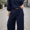 Sweat-shirt femme bleu marine à coupe ample avec pantalon large assorti, tenue décontractée chic.