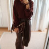 Sac bordeaux femme à franges avec clous dorés, porté à l’épaule, style bohème chic