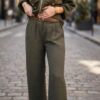 Ensemble femme kaki composé d’une veste style officier à boutons dorés et d’un pantalon droit taille haute, look chic et élégant.