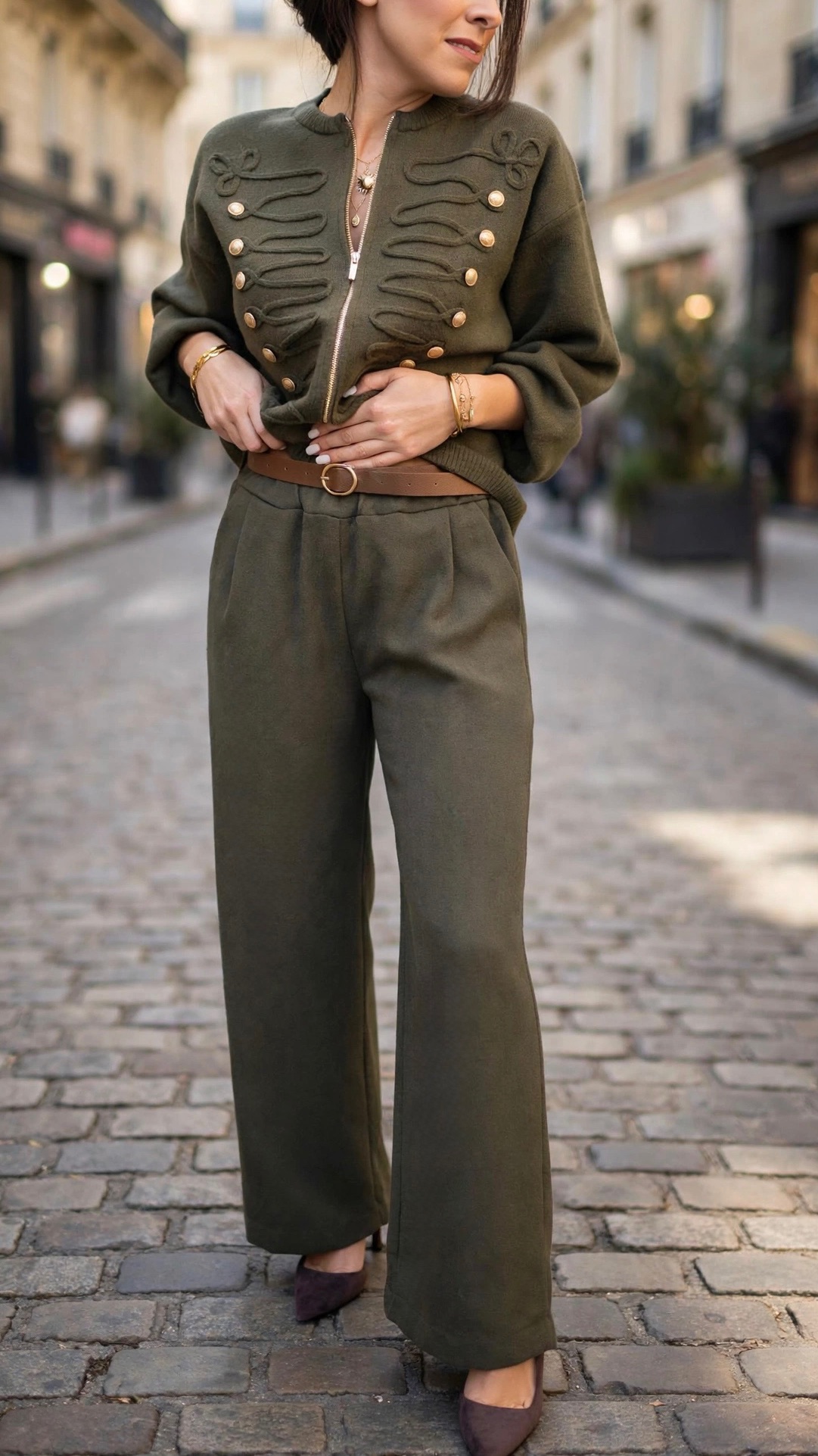 Ensemble femme kaki composé d’une veste style officier à boutons dorés et d’un pantalon droit taille haute, look chic et élégant.