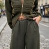 Ensemble femme kaki composé d’une veste style officier à boutons dorés et d’un pantalon droit taille haute, look chic et élégant.
