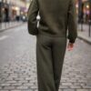 Ensemble femme kaki composé d’une veste style officier à boutons dorés et d’un pantalon droit taille haute, look chic et élégant.