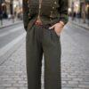 Ensemble femme kaki composé d’une veste style officier à boutons dorés et d’un pantalon droit taille haute, look chic et élégant.