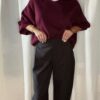 Pantalon gris femme coupe fluide, porté avec un sweat bordeaux, style chic et décontracté
