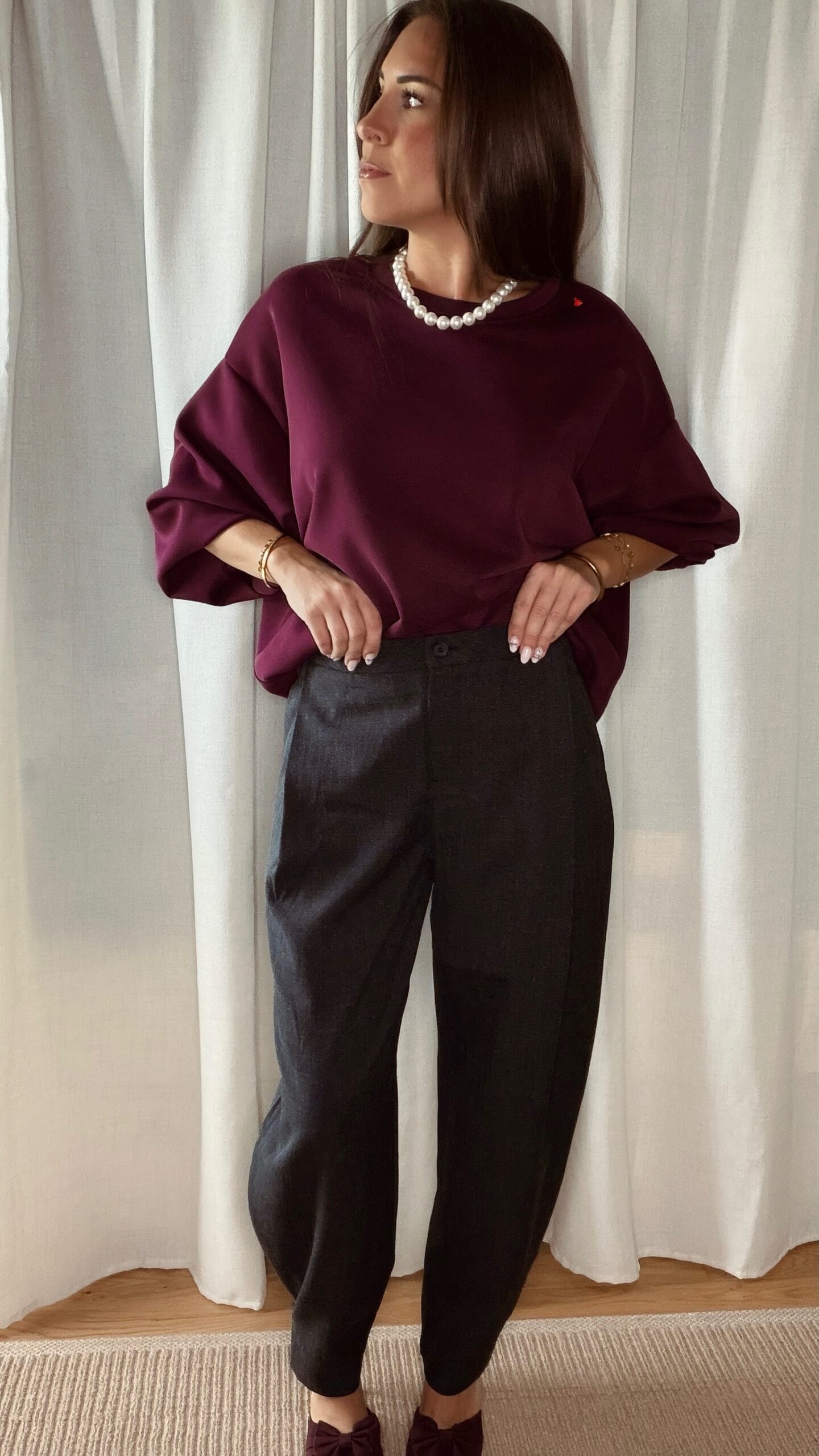 Pantalon gris femme coupe fluide, porté avec un sweat bordeaux, style chic et décontracté