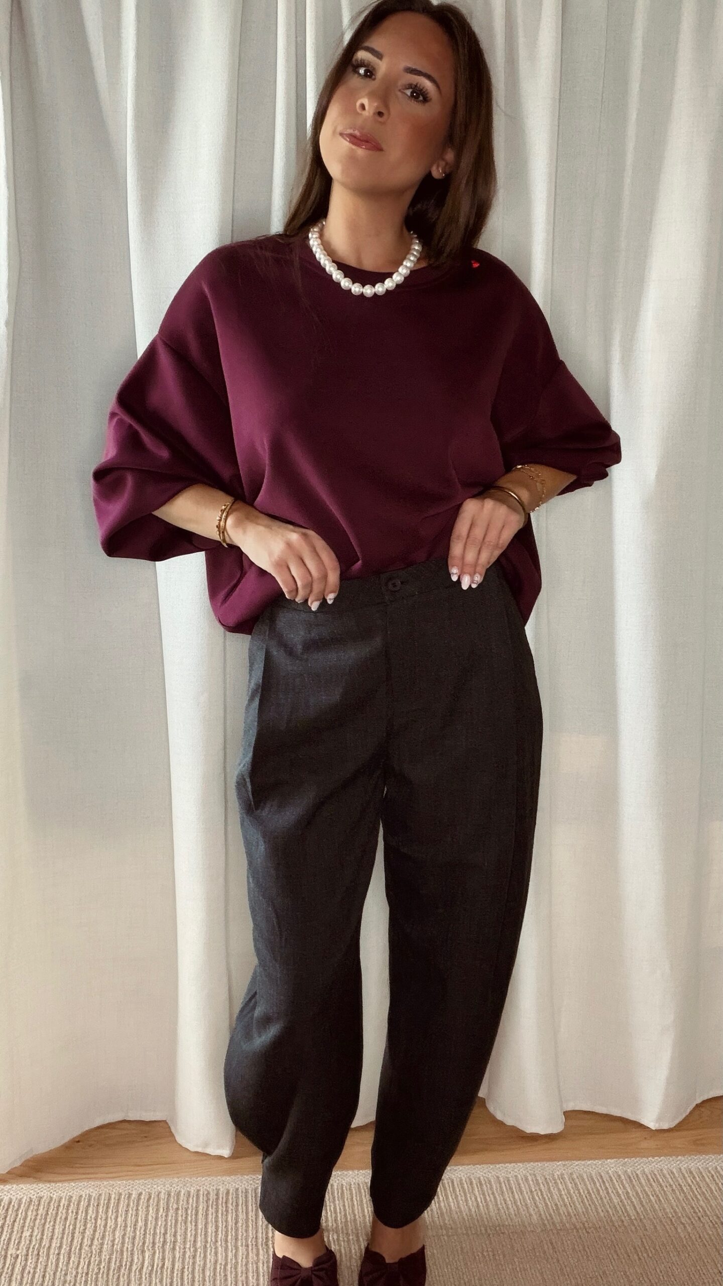 Pantalon gris femme coupe fluide, porté avec un sweat bordeaux, style chic et décontracté