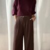 Pantalon marron femme coupe large et fluide, porté avec un sweat bordeaux, style chic et élégant