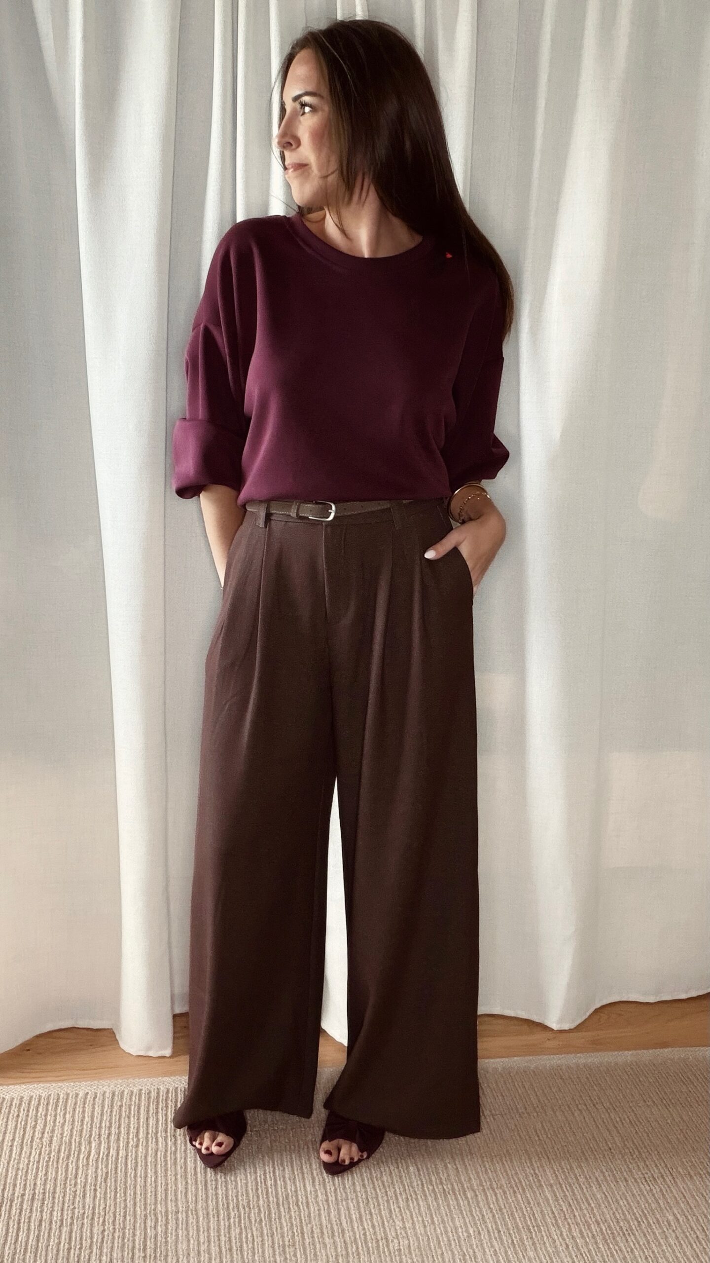 Pantalon marron femme coupe large et fluide, porté avec un sweat bordeaux, style chic et élégant