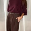 Pantalon marron femme coupe large et fluide, porté avec un sweat bordeaux, style chic et élégant