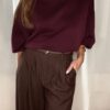 Pantalon marron femme coupe large et fluide, porté avec un sweat bordeaux, style chic et élégant