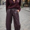 Pull femme bordeaux Los Angeles à col montant zippé, associé à un pantalon large bordeaux effet simili cuir pour un look chic et tendance.