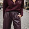 Pull femme bordeaux Los Angeles à col montant zippé, associé à un pantalon large bordeaux effet simili cuir pour un look chic et tendance.