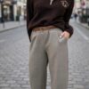 Pull marron femme Los Angeles à col montant zippé avec pantalon large gris taupe, une tenue féminine chic et tendance.