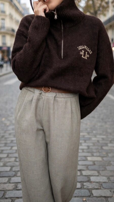 Pull marron femme Los Angeles à col montant zippé avec pantalon large gris taupe, une tenue féminine chic et tendance.