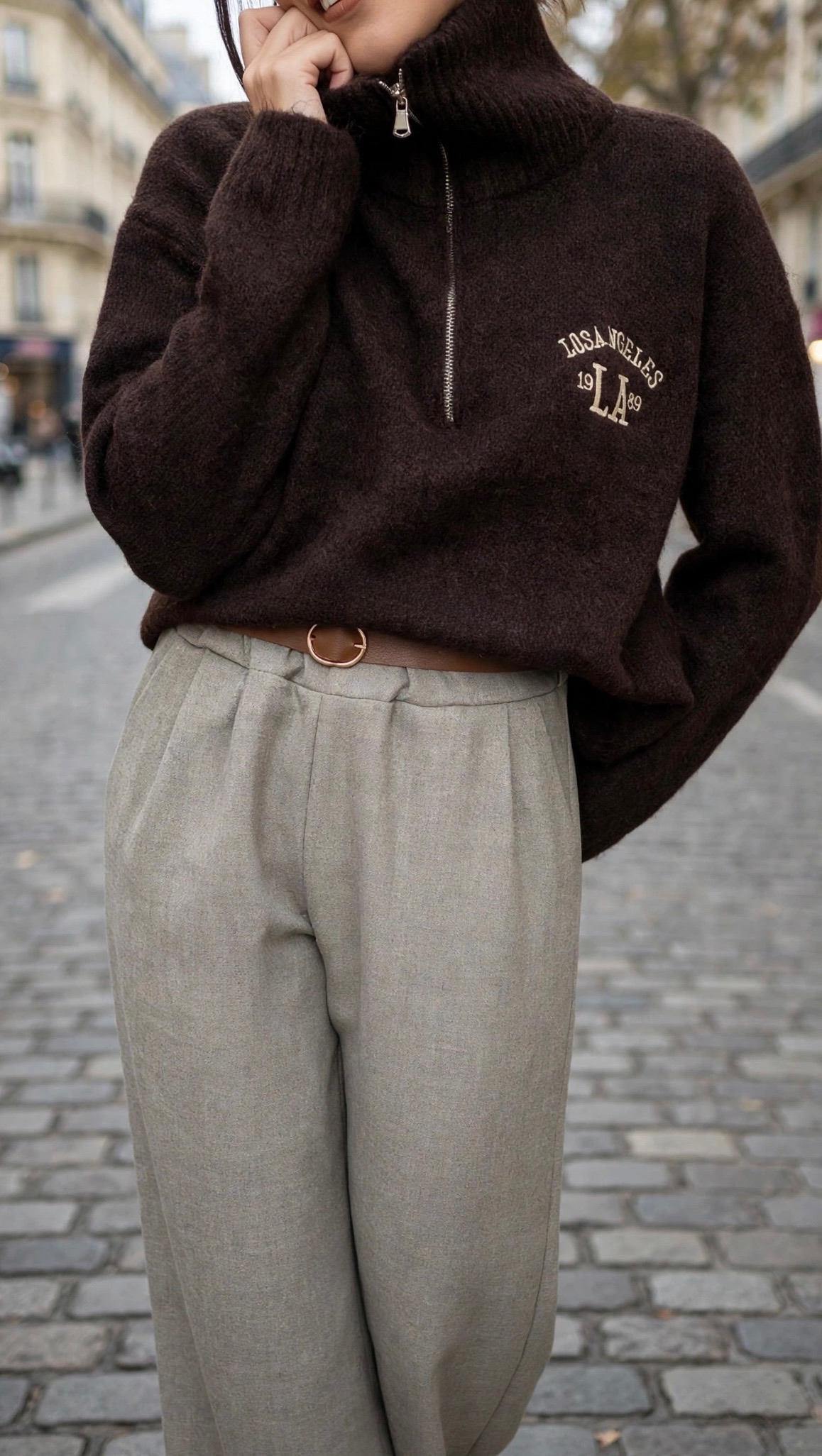 Pull marron femme Los Angeles à col montant zippé avec pantalon large gris taupe, une tenue féminine chic et tendance.