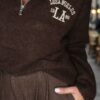 Pull marron femme Los Angeles à col montant zippé, associé à un pantalon large marron pour un look chic et décontracté.