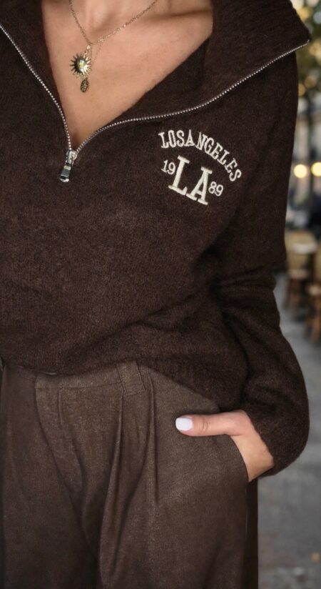 Pull marron femme Los Angeles à col montant zippé, associé à un pantalon large marron pour un look chic et décontracté.