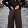 Pull marron femme Los Angeles à col montant zippé, associé à un pantalon large marron pour un look chic et décontracté.