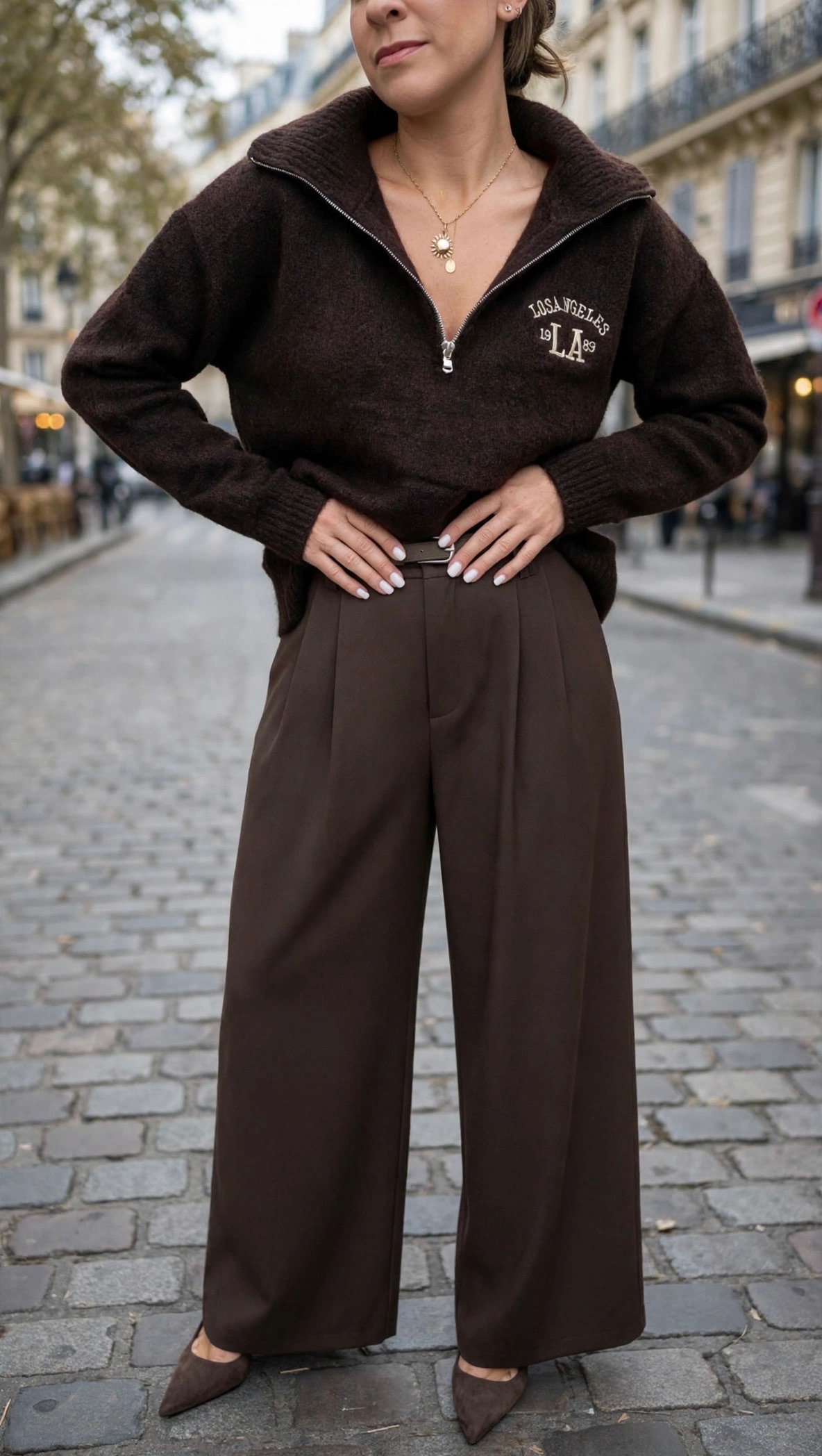 Pull marron femme Los Angeles à col montant zippé, associé à un pantalon large marron pour un look chic et décontracté.