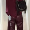 Sac noir femme à franges avec clous dorés, porté à l’épaule, style bohème chic