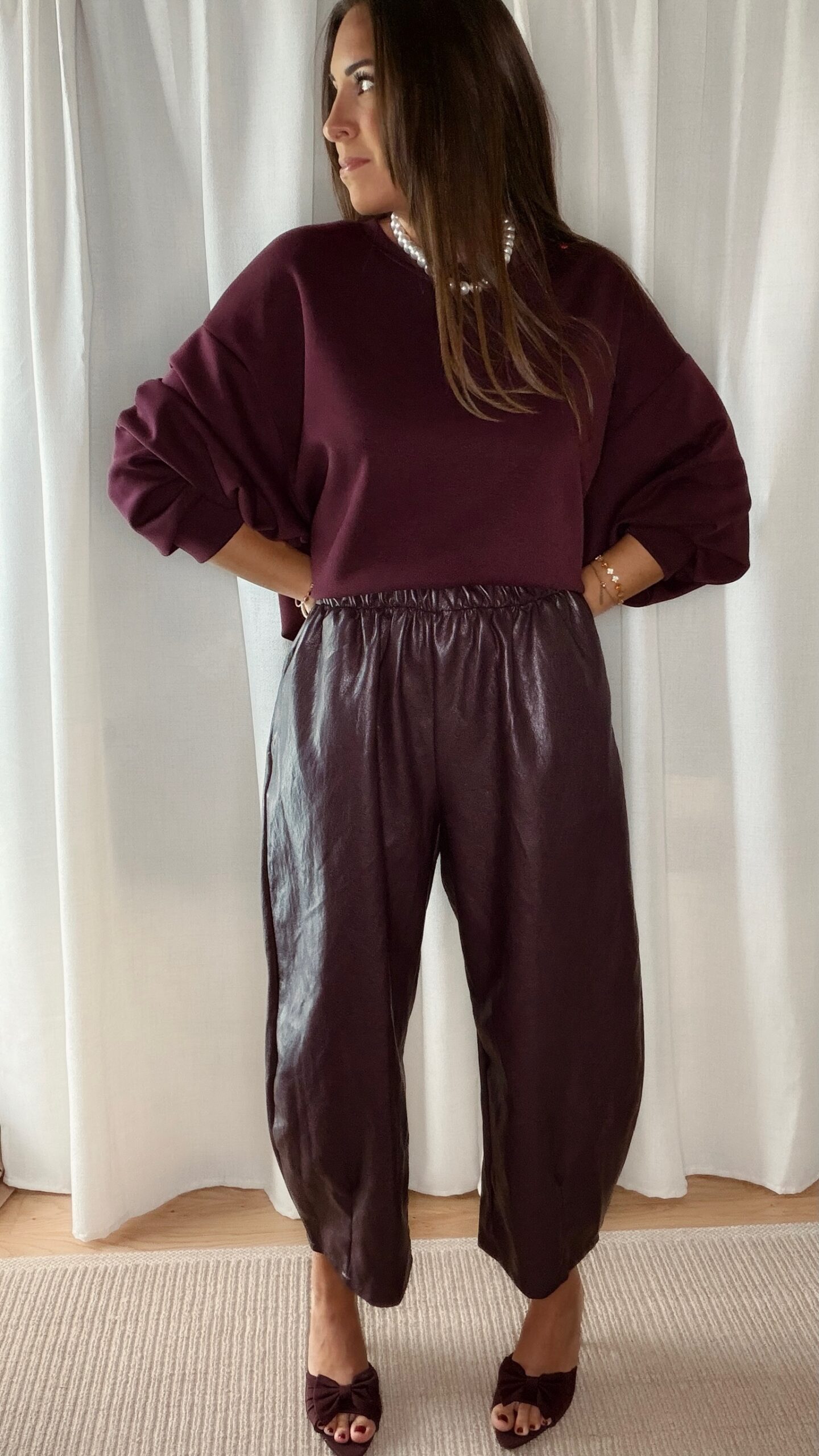 Sweat bordeaux femme coupe décontractée porté avec un pantalon marron, look casual chic