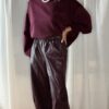 Sweat bordeaux femme coupe décontractée porté avec un pantalon marron, look casual chic