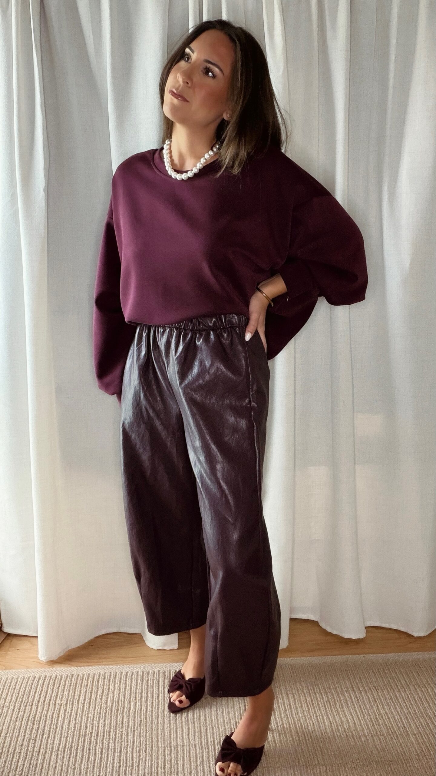 Sweat bordeaux femme coupe décontractée porté avec un pantalon marron, look casual chic