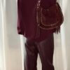 Sweat bordeaux femme coupe décontractée porté avec un pantalon marron, look casual chic