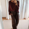 Sweat bordeaux femme coupe décontractée porté avec un pantalon marron, look casual chic