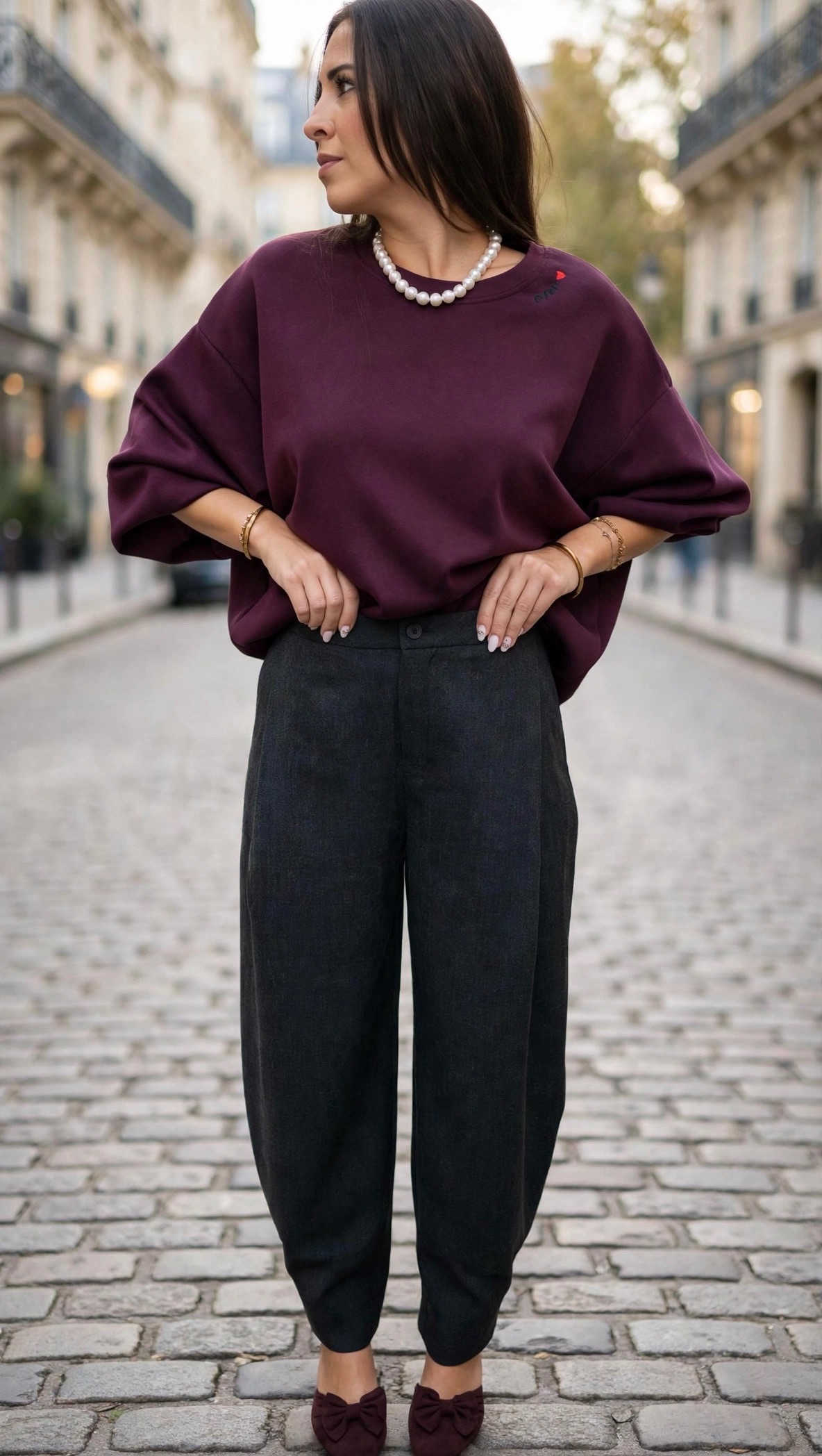 Sweat-shirt femme bordeaux coupe ample avec pantalon noir taille haute, tenue chic décontractée.