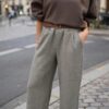 Sweat-shirt femme marron taupe à manches longues avec pantalon large gris taupe taille haute, look décontracté chic.