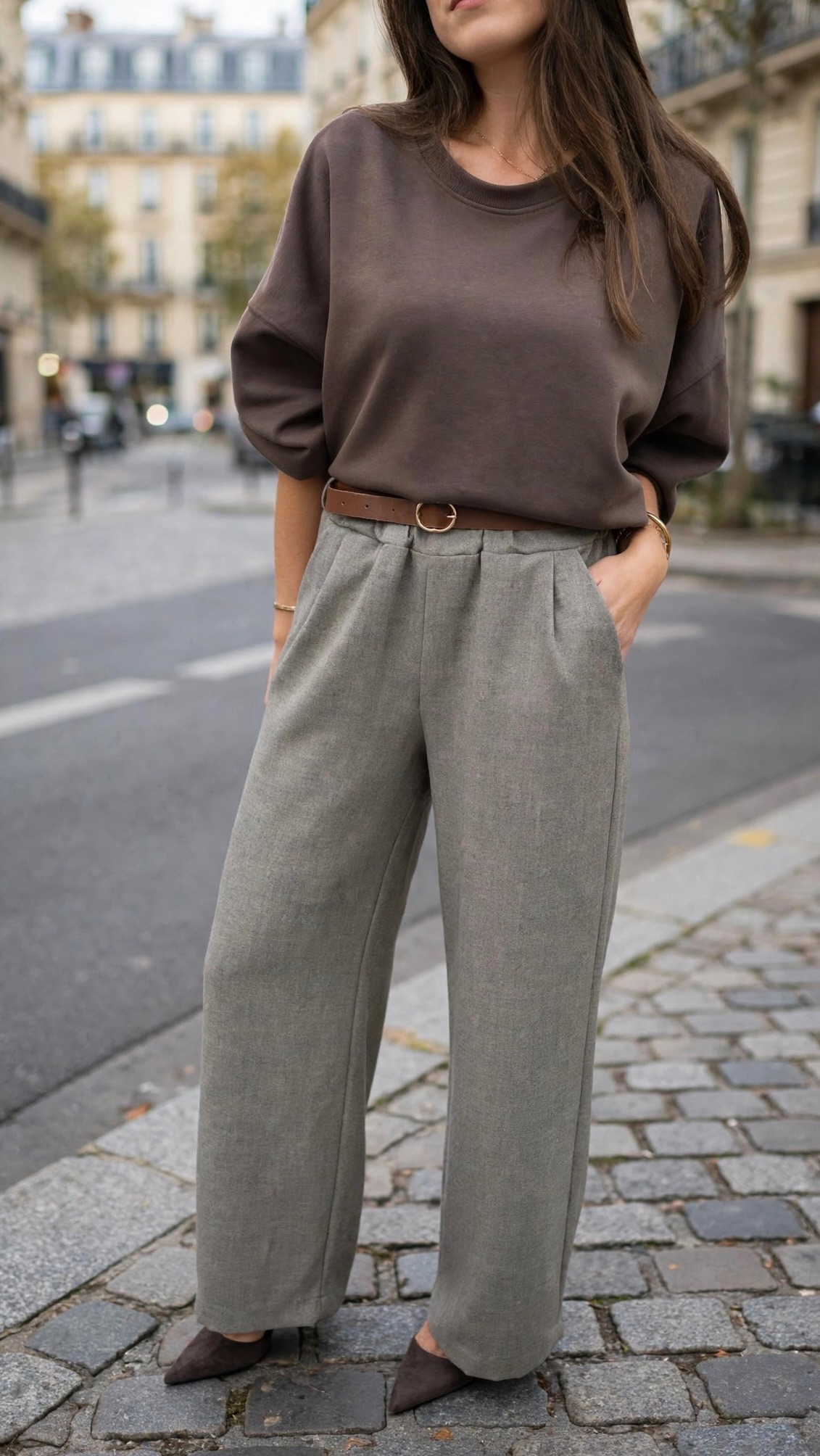 Sweat-shirt femme marron taupe à manches longues avec pantalon large gris taupe taille haute, look décontracté chic.