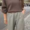 Sweat-shirt femme marron taupe à manches longues avec pantalon large gris taupe taille haute, look décontracté chic.