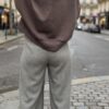 Sweat-shirt femme marron taupe à manches longues avec pantalon large gris taupe taille haute, look décontracté chic.